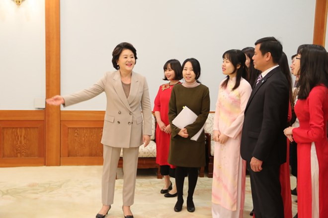 韩国总统文在寅夫人金正淑会见在韩越南留学生代表 ảnh 2