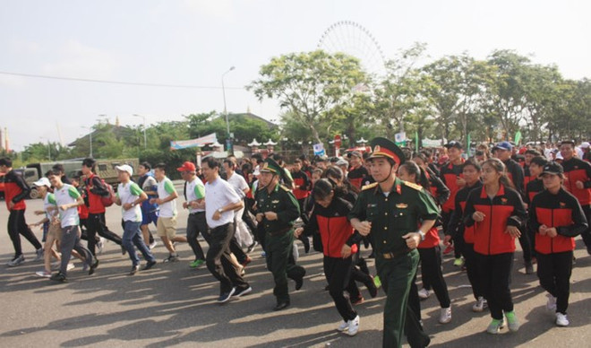 岘港市“2018年全民健身奥跑日”活动吸引4000人参加 ảnh 1 岘港市“2018年全民健身奥跑日”活动吸引4000人参加 ảnh 1
