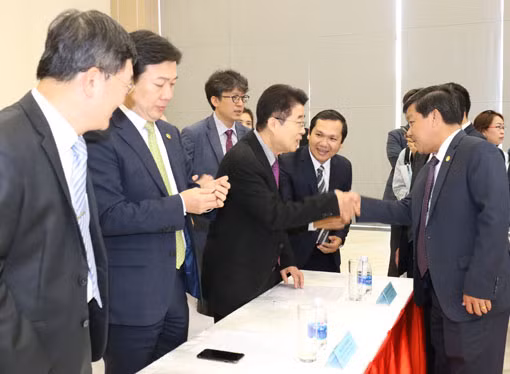  平阳省向企业颁发2018年第一批投资许可证 ảnh 1