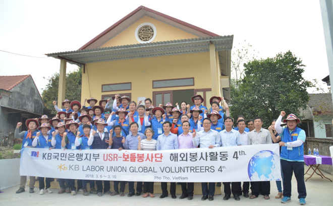 韩国国民银行向富寿省贫困户赠送20间“希望之屋” ảnh 2