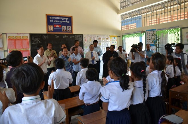 柬埔寨高度评价越南橡胶公司为磅同省经济社会发展做出的贡献 ảnh 1 柬埔寨高度评价越南橡胶公司为磅同省经济社会发展做出的贡献 ảnh 1