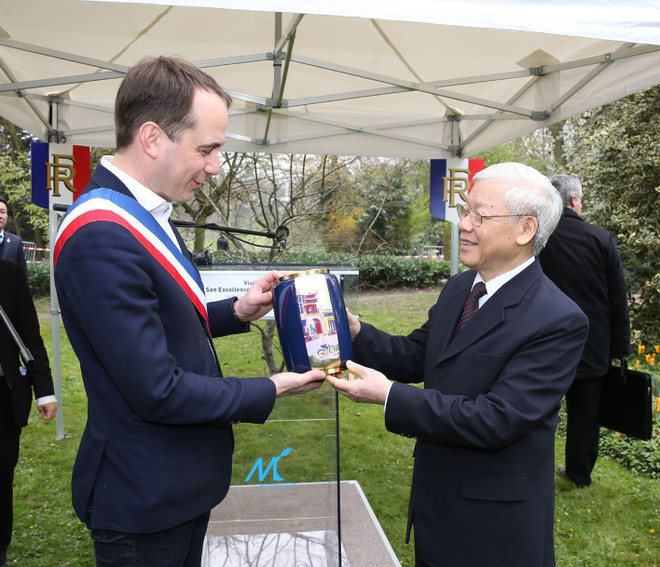 越共中央总书记和越南高级代表团开始对法国进行正式访问 ảnh 2 越共中央总书记和越南高级代表团开始对法国进行正式访问 ảnh 2