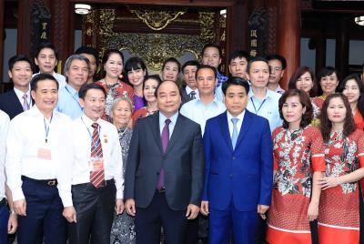 越南政府总理阮春福走访钵场手工艺村 ảnh 1 越南政府总理阮春福走访钵场手工艺村 ảnh 1