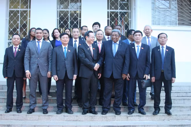 越南国会高级代表团开始对马达加斯加共和国进行访问 ảnh 2 越南国会高级代表团开始对马达加斯加共和国进行访问 ảnh 2