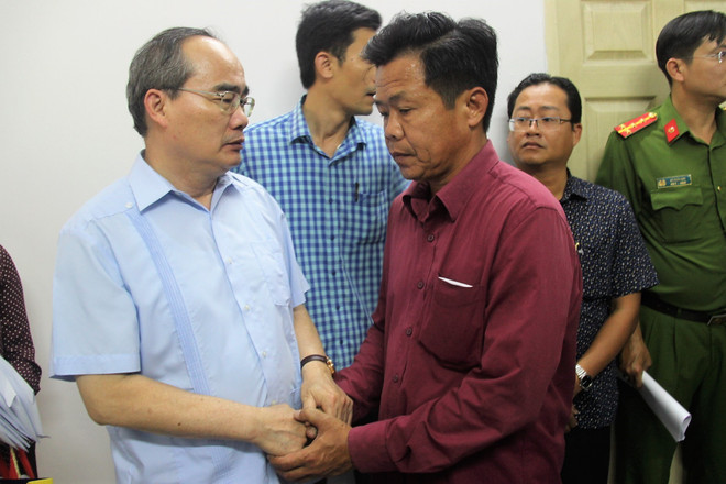 胡志明市市委书记阮善仁亲自慰问火灾事故受灾家庭 ảnh 2 胡志明市市委书记阮善仁亲自慰问火灾事故受灾家庭 ảnh 2