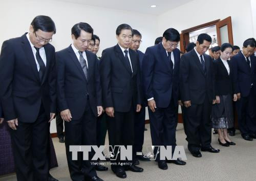 老挝党和国家领导前往越南驻老挝大使馆吊唁越南前政府总理潘文凯 ảnh 1