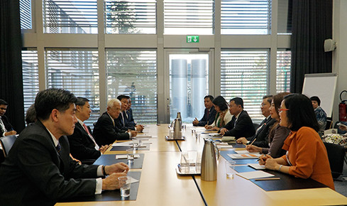 越南国会对外委员会主任阮文酉会见泰国国家立法议会第一副议长素拉差 ảnh 1