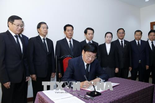 老挝党和国家领导前往越南驻老挝大使馆吊唁越南前政府总理潘文凯 ảnh 2