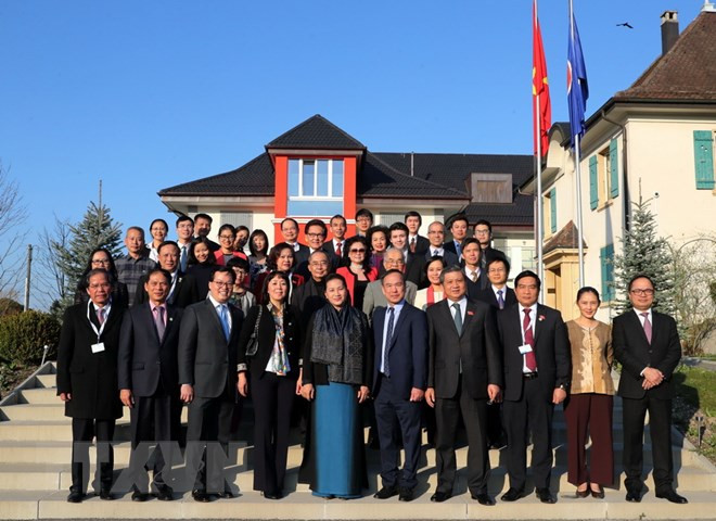 国会主席阮氏金银会见印尼国会议长 会见旅瑞越侨社群代表 ảnh 2 国会主席阮氏金银会见印尼国会议长 会见旅瑞越侨社群代表 ảnh 2