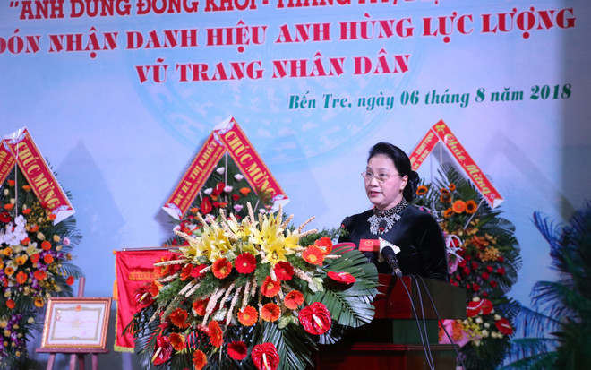 国会主席阮氏金银向槟椥省“长发军”授予人民武装力量英雄称号 ảnh 1 国会主席阮氏金银向槟椥省“长发军”授予人民武装力量英雄称号 ảnh 1
