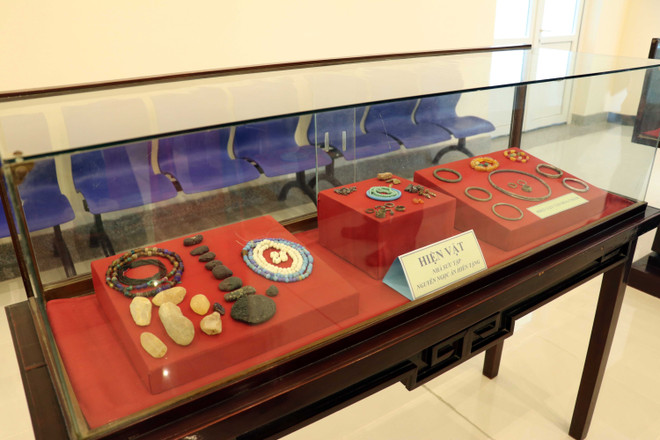 巴地头顿省博物馆接收收藏家捐赠的360多件古物 ảnh 2 巴地头顿省博物馆接收收藏家捐赠的360多件古物 ảnh 2