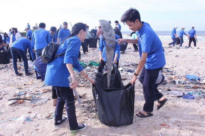 平顺省2018年“清洁海洋” 活动吸引300名团员青年参加 ảnh 1 平顺省2018年“清洁海洋” 活动吸引300名团员青年参加 ảnh 1