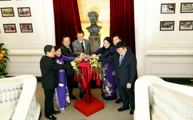 越南中央K医院的玛丽亚·居里塑像正式竣工 ảnh 2 越南中央K医院的玛丽亚·居里塑像正式竣工 ảnh 2