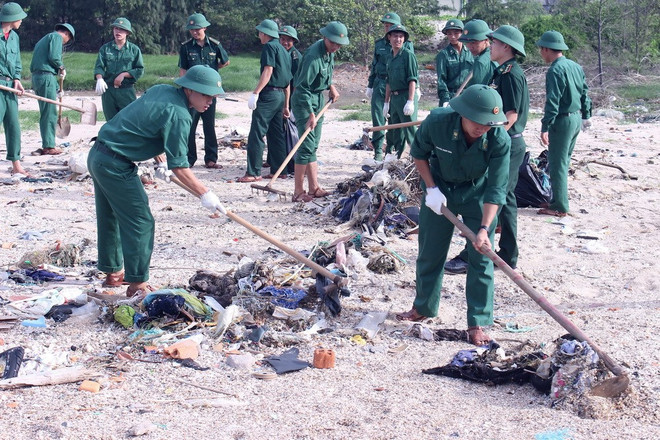 平顺省2018年“清洁海洋” 活动吸引300名团员青年参加 ảnh 2 平顺省2018年“清洁海洋” 活动吸引300名团员青年参加 ảnh 2