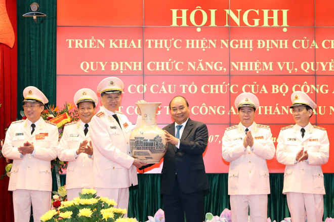 政府总理阮春福:集中建设德才兼备的人民公安队伍 ảnh 1 政府总理阮春福:集中建设德才兼备的人民公安队伍 ảnh 1