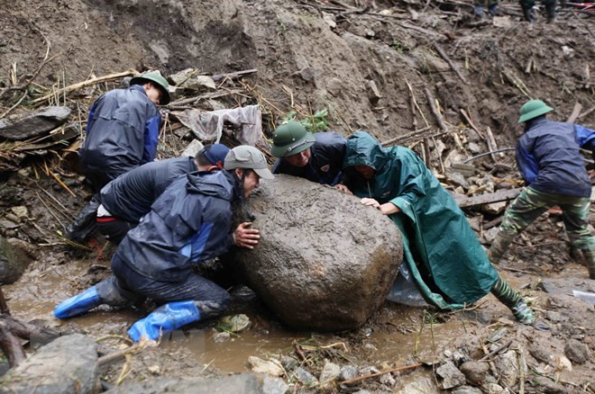 莱州省封土县因遭连日暴雨发生严重山体滑坡使6人死亡 ảnh 1 莱州省封土县因遭连日暴雨发生严重山体滑坡使6人死亡 ảnh 1