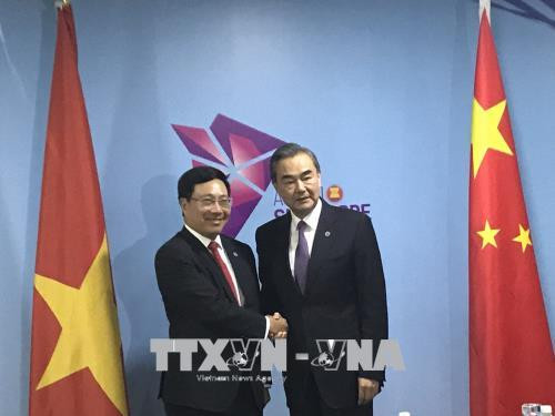 第51届东盟外长会议:越南政府副总理兼外长范平明会见中国外长王毅 ảnh 1 第51届东盟外长会议:越南政府副总理兼外长范平明会见中国外长王毅 ảnh 1