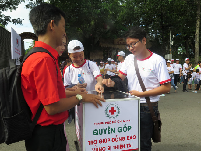 胡志明市5千多人参加为橙剂受害者和贫困残疾人步行筹款活动 ảnh 2 胡志明市5千多人参加为橙剂受害者和贫困残疾人步行筹款活动 ảnh 2