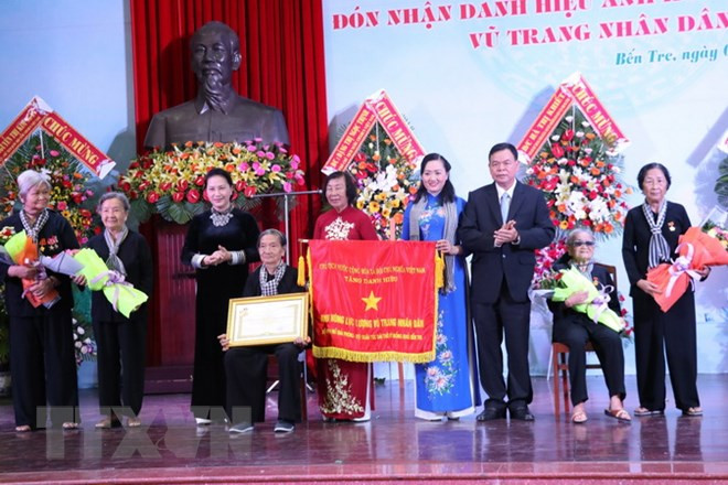 国会主席阮氏金银向槟椥省“长发军”授予人民武装力量英雄称号 ảnh 2 国会主席阮氏金银向槟椥省“长发军”授予人民武装力量英雄称号 ảnh 2