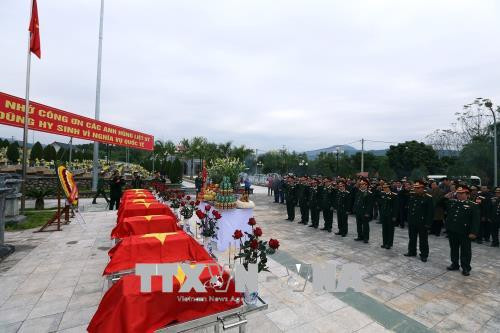在老挝战场牺牲的越南志愿军烈士遗骸安葬仪式举行 ảnh 1 在老挝战场牺牲的越南志愿军烈士遗骸安葬仪式举行 ảnh 1
