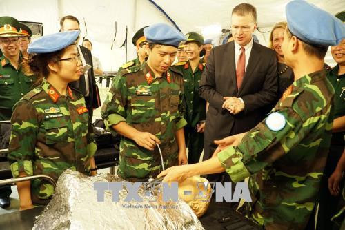 美国驻越大使探访175军医院 ảnh 2 美国驻越大使探访175军医院 ảnh 2
