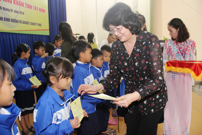 邓氏玉盛走访西宁省边境县 ảnh 1 邓氏玉盛走访西宁省边境县 ảnh 1