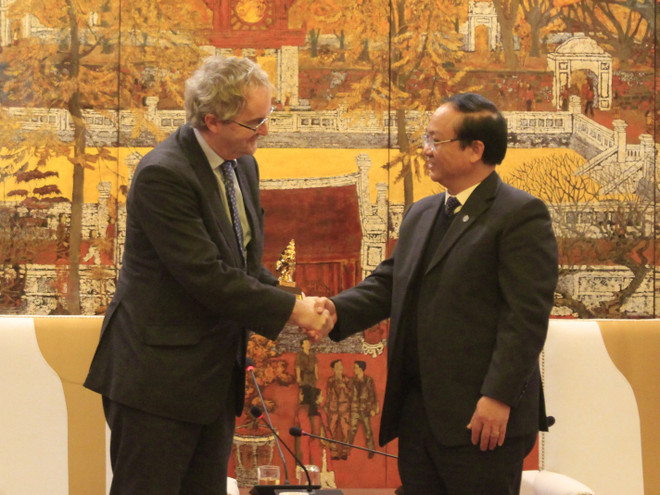 河内希望欧洲投资银行继续向城市铁路建设提供援助 ảnh 1 河内希望欧洲投资银行继续向城市铁路建设提供援助 ảnh 1