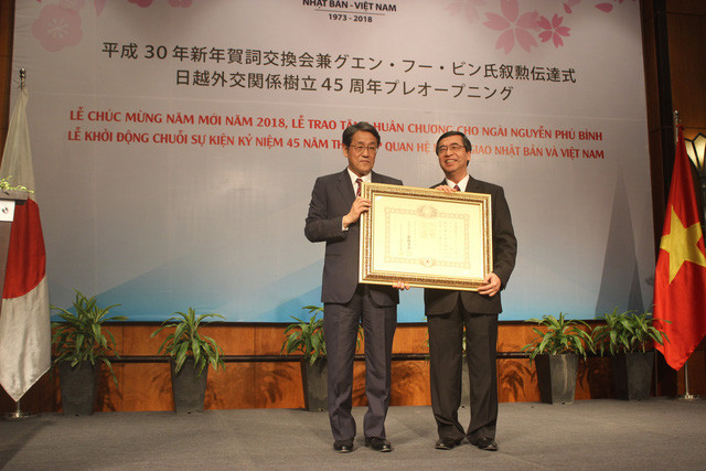 日本向前越南驻日大使授予“日出”勋章 ảnh 2 日本向前越南驻日大使授予“日出”勋章 ảnh 2