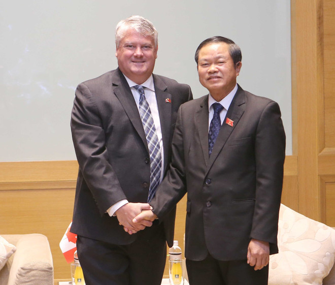 越南国会副主席杜伯巳会见加拿大议会代表团 ảnh 1 越南国会副主席杜伯巳会见加拿大议会代表团 ảnh 1