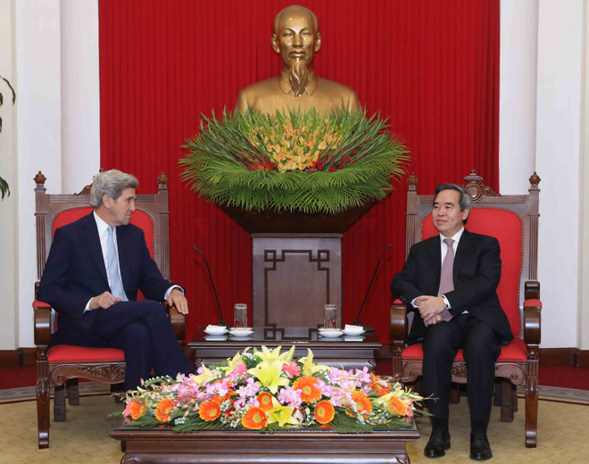 政府副总理兼外长范平明和中央经济部部长阮文平会见美国前国务卿克里 ảnh 3 政府副总理兼外长范平明和中央经济部部长阮文平会见美国前国务卿克里 ảnh 3