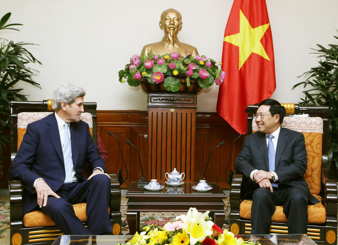 政府副总理兼外长范平明和中央经济部部长阮文平会见美国前国务卿克里 ảnh 2 政府副总理兼外长范平明和中央经济部部长阮文平会见美国前国务卿克里 ảnh 2