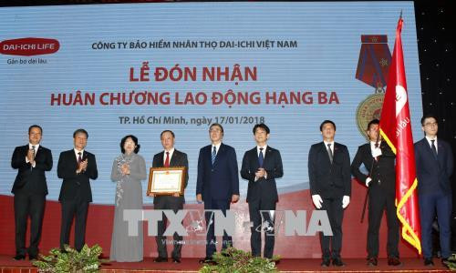 国家副主席邓氏玉盛授予第一生命保险（越南）三级劳动勋章 ảnh 1