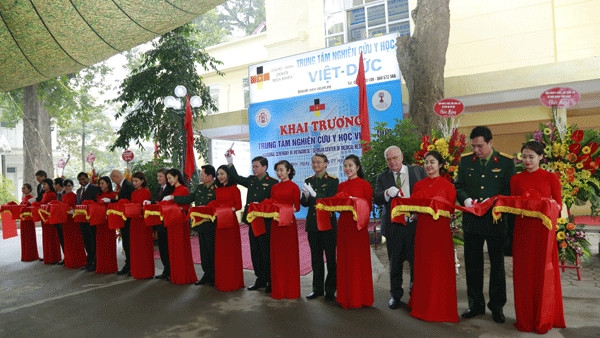 越德医学研究中心揭牌成立 ảnh 1