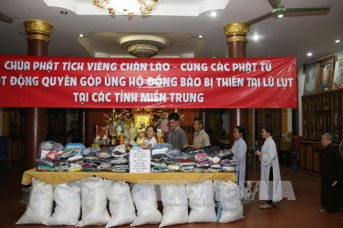 老挝万象佛迹寺佛教信徒捐款帮助越南中部洪水灾民 ảnh 1 老挝万象佛迹寺佛教信徒捐款帮助越南中部洪水灾民 ảnh 1