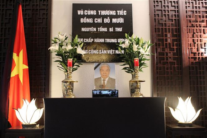 越南驻各国大使馆举行原越共中央总书记杜梅吊唁仪式 ảnh 2 越南驻各国大使馆举行原越共中央总书记杜梅吊唁仪式 ảnh 2