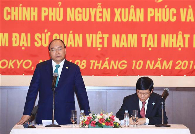 越南政府总理阮春福造访越南驻日本大使馆 ảnh 1