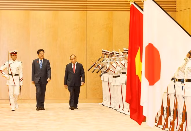 政府总理阮春福与日本首相安倍晋三举行会谈 ảnh 1