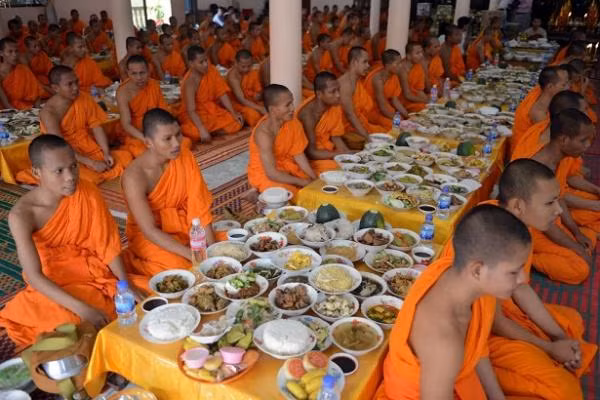 薄辽省领导代表向高棉族同胞致以报孝节祝福 ảnh 1