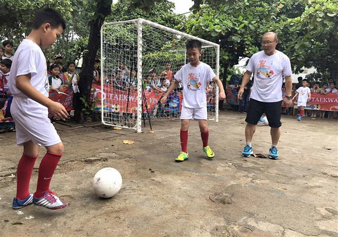 越南男足国家队韩国籍主教练朴恒绪助力越南贫困儿童开启足球之梦 ảnh 2 越南男足国家队韩国籍主教练朴恒绪助力越南贫困儿童开启足球之梦 ảnh 2
