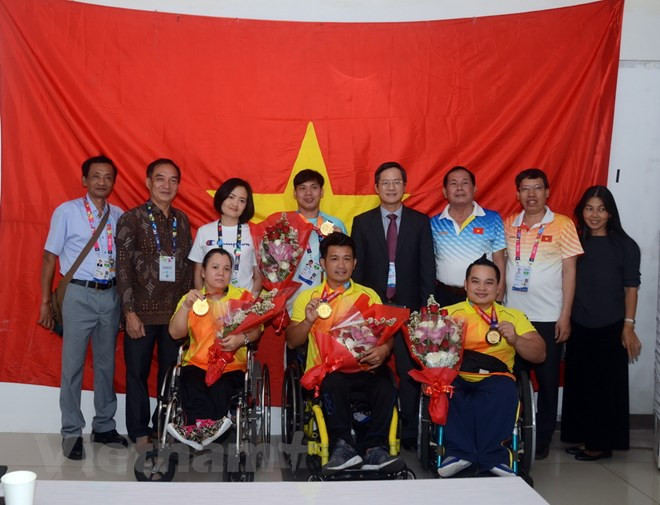 越南体育代表团已夺得四枚金牌、一枚银牌和五枚铜牌 越南驻印尼大使表示祝贺 ảnh 1 越南体育代表团已夺得四枚金牌、一枚银牌和五枚铜牌 越南驻印尼大使表示祝贺 ảnh 1