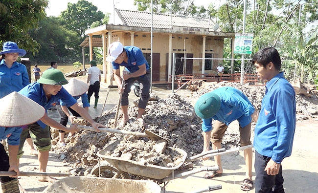 各职能机构同灾区居民携手努力克服洪灾后果 ảnh 1 各职能机构同灾区居民携手努力克服洪灾后果 ảnh 1
