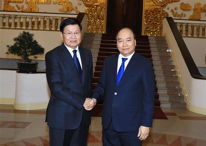 越南政府总理阮春福会见老挝政府总理 ảnh 1 越南政府总理阮春福会见老挝政府总理 ảnh 1