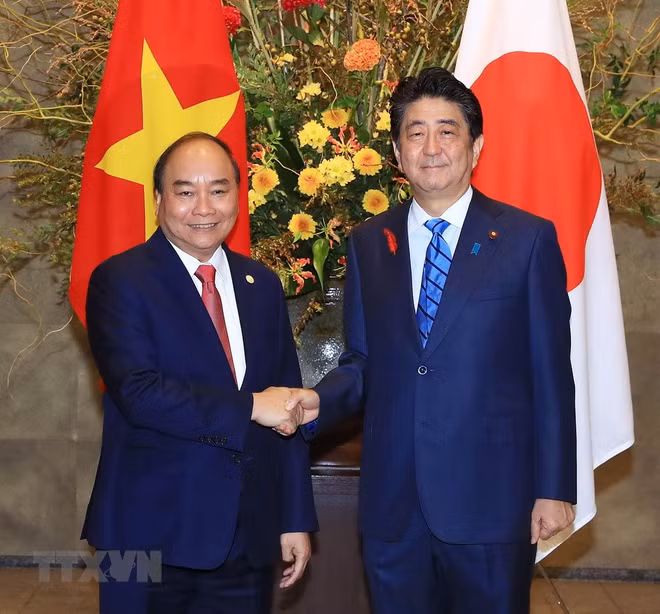 政府总理阮春福与日本首相安倍晋三举行会谈 ảnh 2