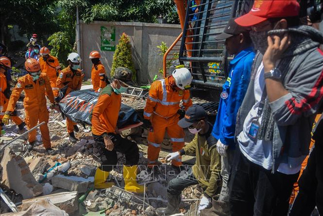 印尼地震和海啸:死亡人数近2000人 灾区搜救工作于10月11日结束 ảnh 2 印尼地震和海啸:死亡人数近2000人 灾区搜救工作于10月11日结束 ảnh 2