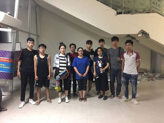 印尼帕卢强震：10名越南大学生已被飞机送到望加锡市机场 ảnh 1