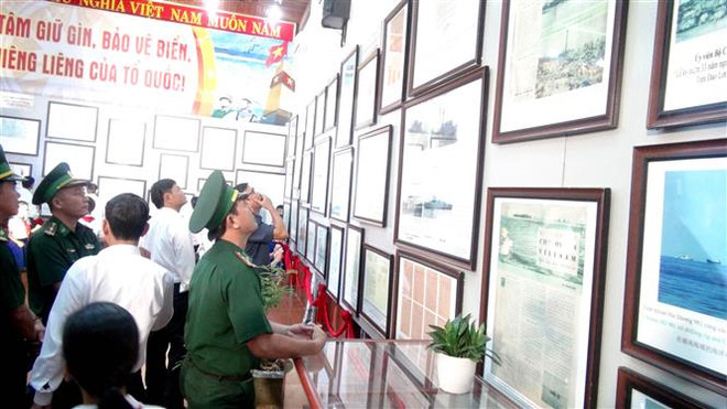 “黄沙、长沙归属越南—历史证据和法律依据”展览会在广治省举行 ảnh 2 “黄沙、长沙归属越南—历史证据和法律依据”展览会在广治省举行 ảnh 2