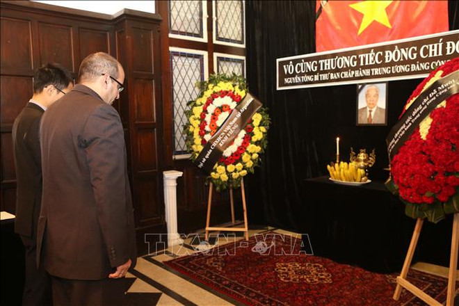 原越共中央总书记杜梅吊唁仪式在埃及、阿根廷和孟加拉国举行 ảnh 2 原越共中央总书记杜梅吊唁仪式在埃及、阿根廷和孟加拉国举行 ảnh 2