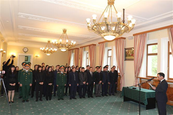越南驻各国大使馆举行原越共中央总书记杜梅吊唁仪式 ảnh 1 越南驻各国大使馆举行原越共中央总书记杜梅吊唁仪式 ảnh 1