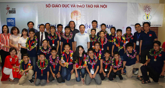 河内市表彰在2018年国际数学和科学奥林匹克比赛中获奖的学生 ảnh 2 河内市表彰在2018年国际数学和科学奥林匹克比赛中获奖的学生 ảnh 2