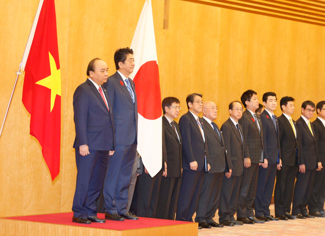 日本首相安倍晋三为越南政府总理阮春福举行隆重欢迎仪式 ảnh 2 日本首相安倍晋三为越南政府总理阮春福举行隆重欢迎仪式 ảnh 2
